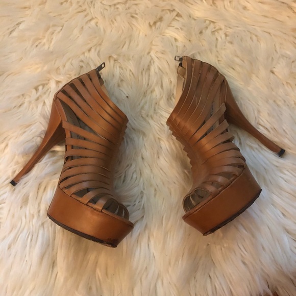 Preowned Vera Wang Camel Strappy Peep Toe Booties - Picture 4 of 7